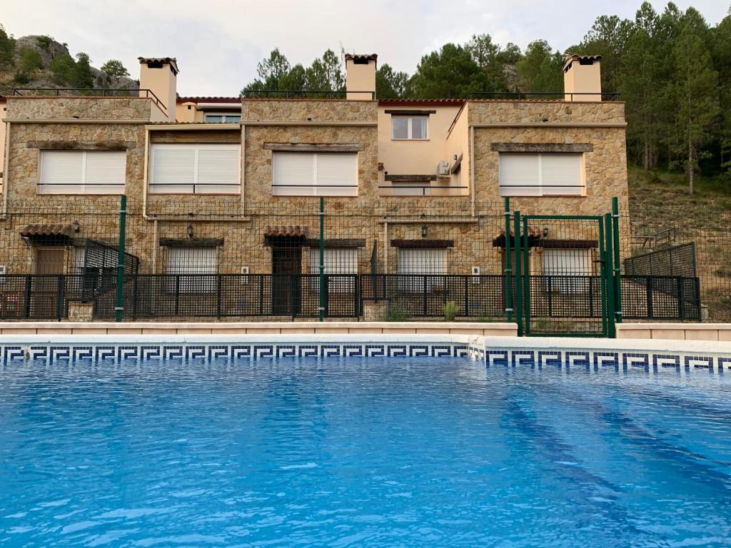 Bazén v ubytovaní Apartamento Rural Sierra de Segura alebo v jeho blízkosti