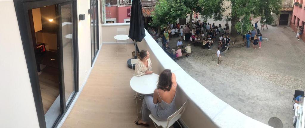um grupo de pessoas sentadas à mesa num edifício em Apartamentos Puerta de Llanes em Llanes