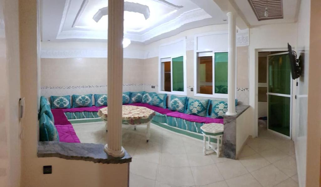 - un salon avec un canapé et une table dans l'établissement Appartement Haron, à Kenitra