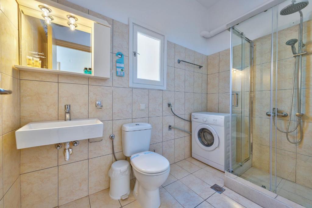 un bagno con wc, lavandino e doccia di Ethrionplus two rooms apartments balconies 100 m from the port a Ermoupoli