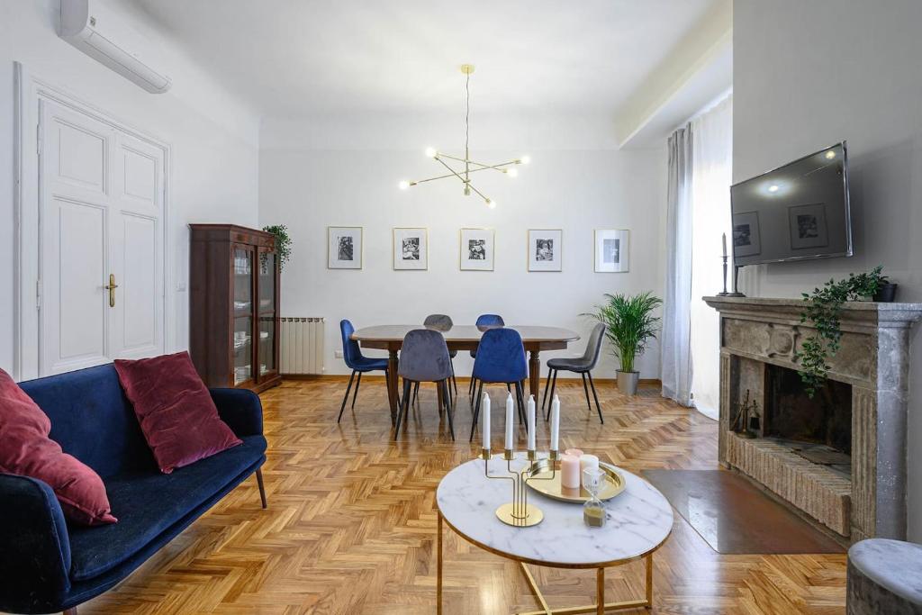 salon z niebieską kanapą i stołem w obiekcie GLAM 50 - Exlusive Penthouse in the Heart of Rome w Rzymie