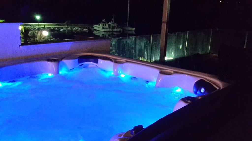 Bazén v ubytovaní Luxury apartment by the sea with private whirlpool and terrace 50m2 alebo v jeho blízkosti