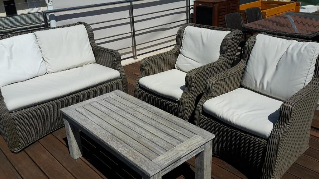 Posedenie v ubytovaní Luxury apartment by the sea with private whirlpool and terrace 50m2