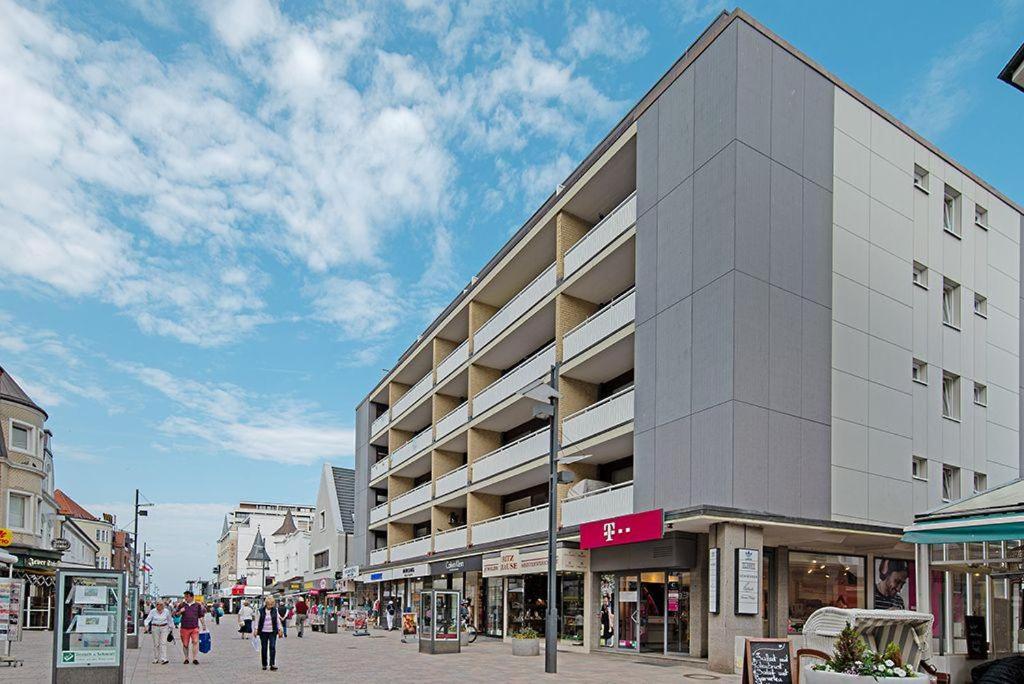 un edificio en una calle de la ciudad con gente caminando en Sylt - Haus Christianenhöhe - App 33, en Westerland