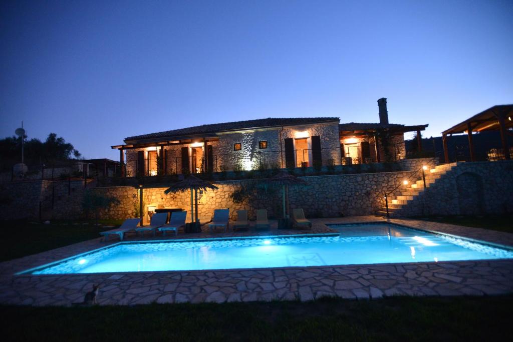 Bazén v ubytování Traditional Villa Fioretta nebo v jeho okolí