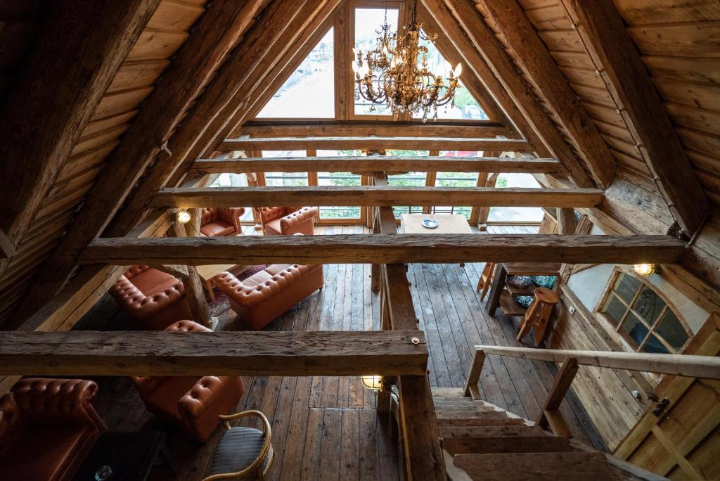 una vista aérea de una habitación en una cabaña de madera en Fontaine Mansion en Liepāja
