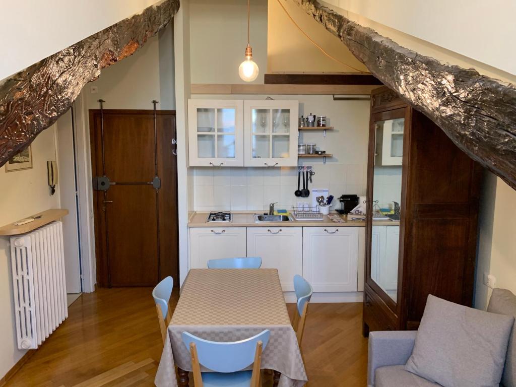 una cucina e una sala da pranzo con tavolo e sedie di Ramiere Porta Nuova a Torino