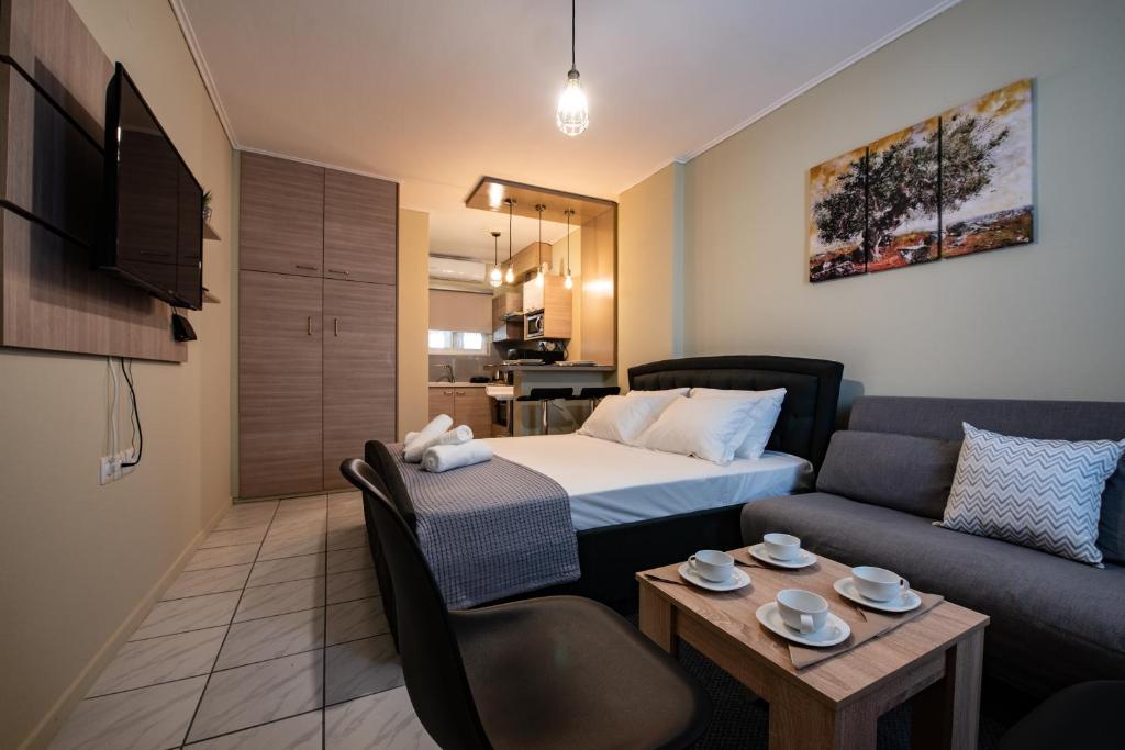 - un petit salon avec un lit et un canapé dans l'établissement Olive House, à Ioannina