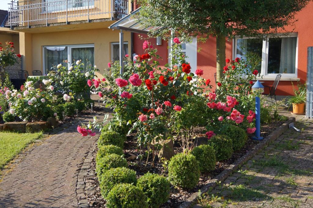 a garden of flowers in front of a house at Ferienhaus Schloss-Garten in Kapellen-Drusweiler