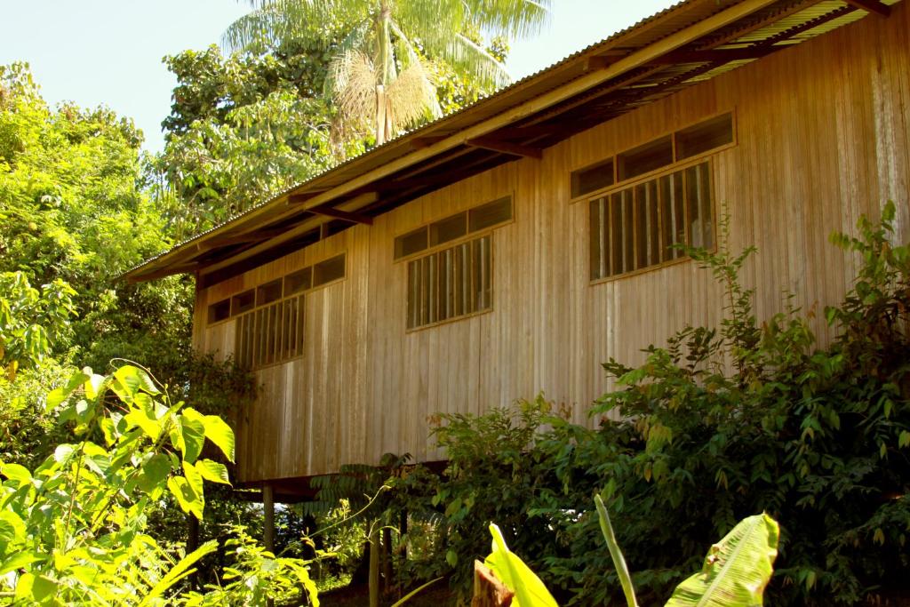 un edificio de madera con ventanas laterales en La Ceiba, Amazonas, en Leticia