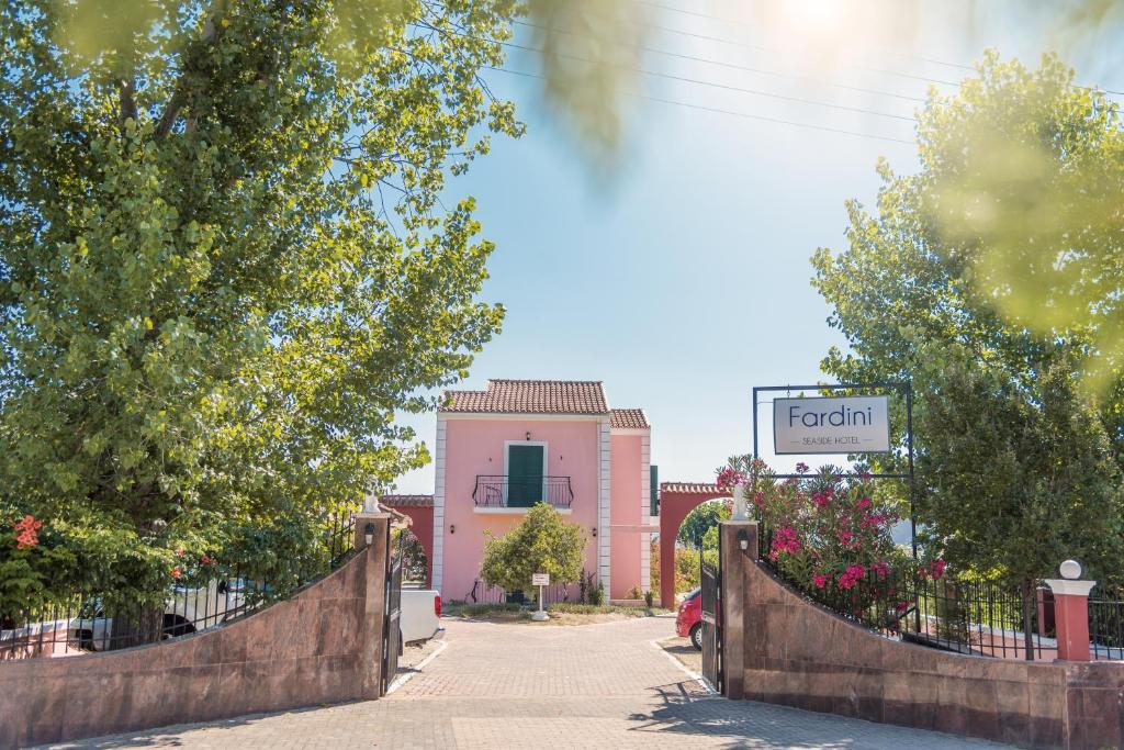 uma rua com um sinal de hospital em frente a um edifício em Fardini Seaside Hotel em Kavos