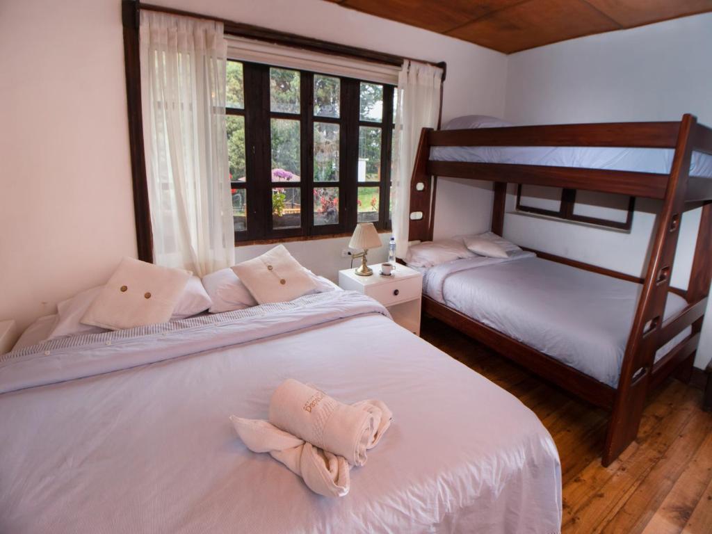 Postel nebo postele na pokoji v ubytování Hosteria Papagayo Cotopaxi