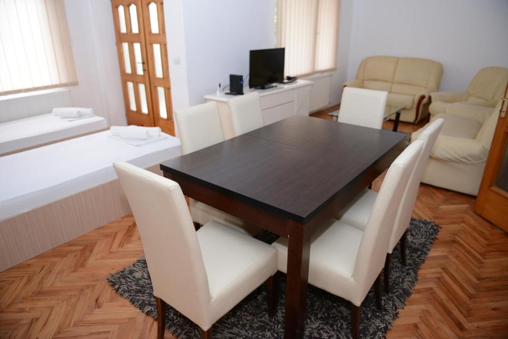 TV a/nebo společenská místnost v ubytování Prenoćište-Vila Tasić