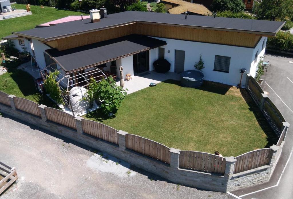 una vista aerea di una casa con cortile di Apart Zireiner See a Kramsach