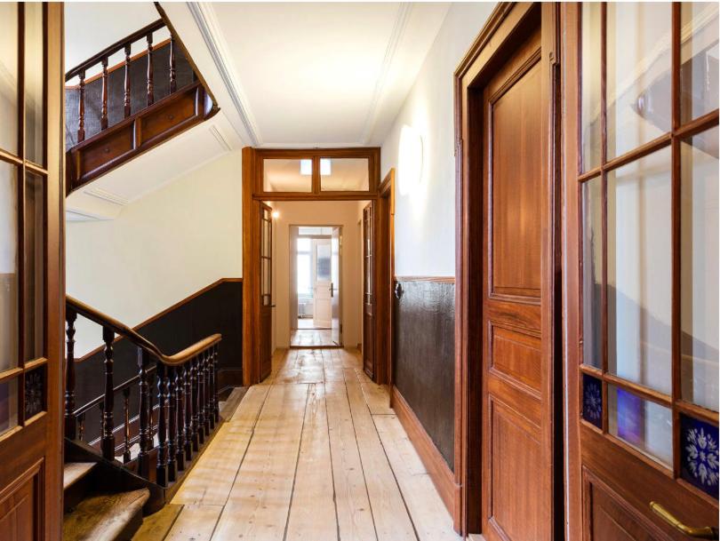 Top City Center Apartments location next to Lion Monument