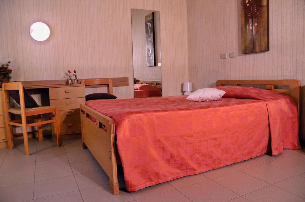 A bed or beds in a room at Hotel Residence Ulivi E Palme