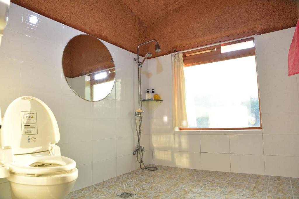 Koupelna v ubytování Golmangtae Pension