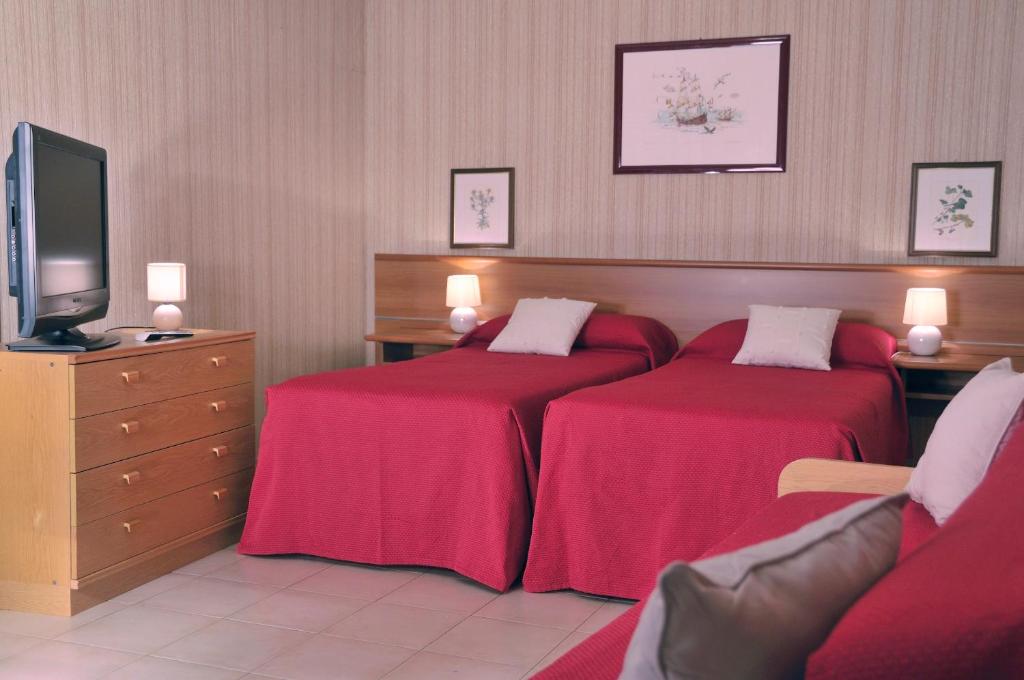 A television and/or entertainment centre at Hotel Residence Ulivi E Palme