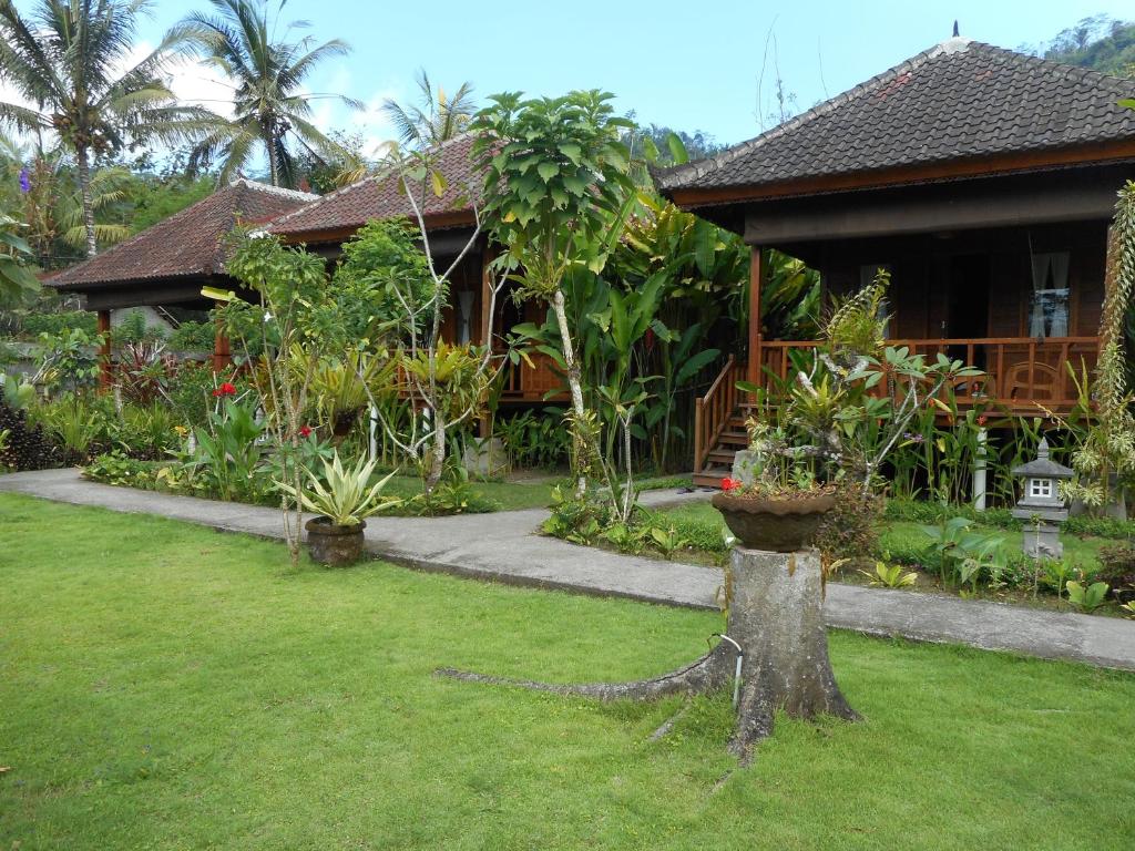 a house with a yard with plants in it at Kubu Alas Tunggal Villa in Sidemen