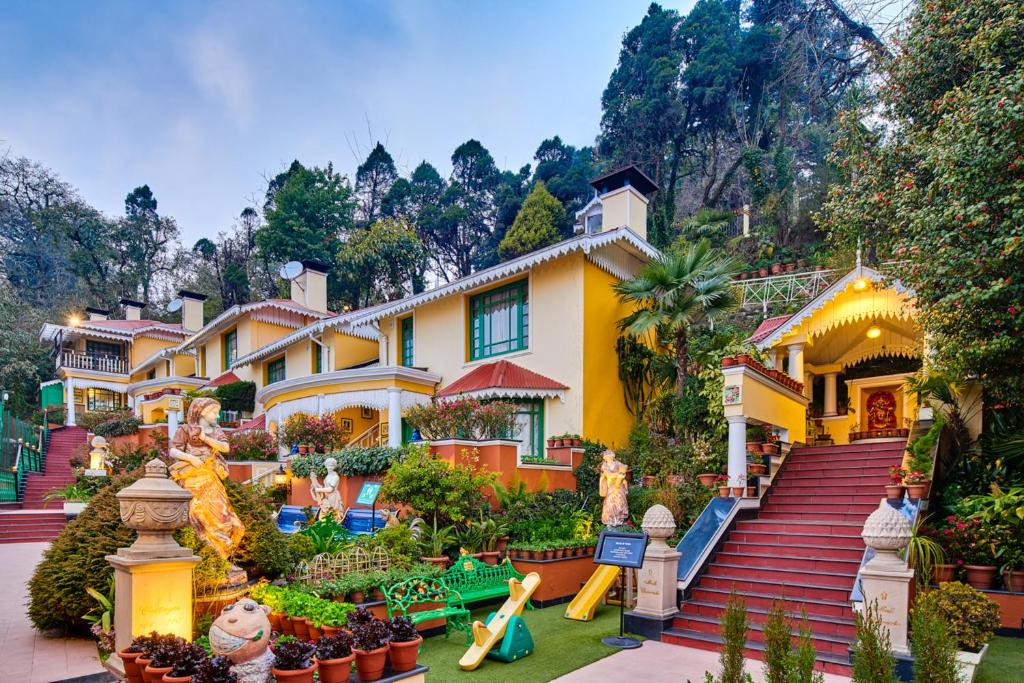 una casa con un parque infantil delante de ella en Mayfair Darjeeling, en Darjeeling