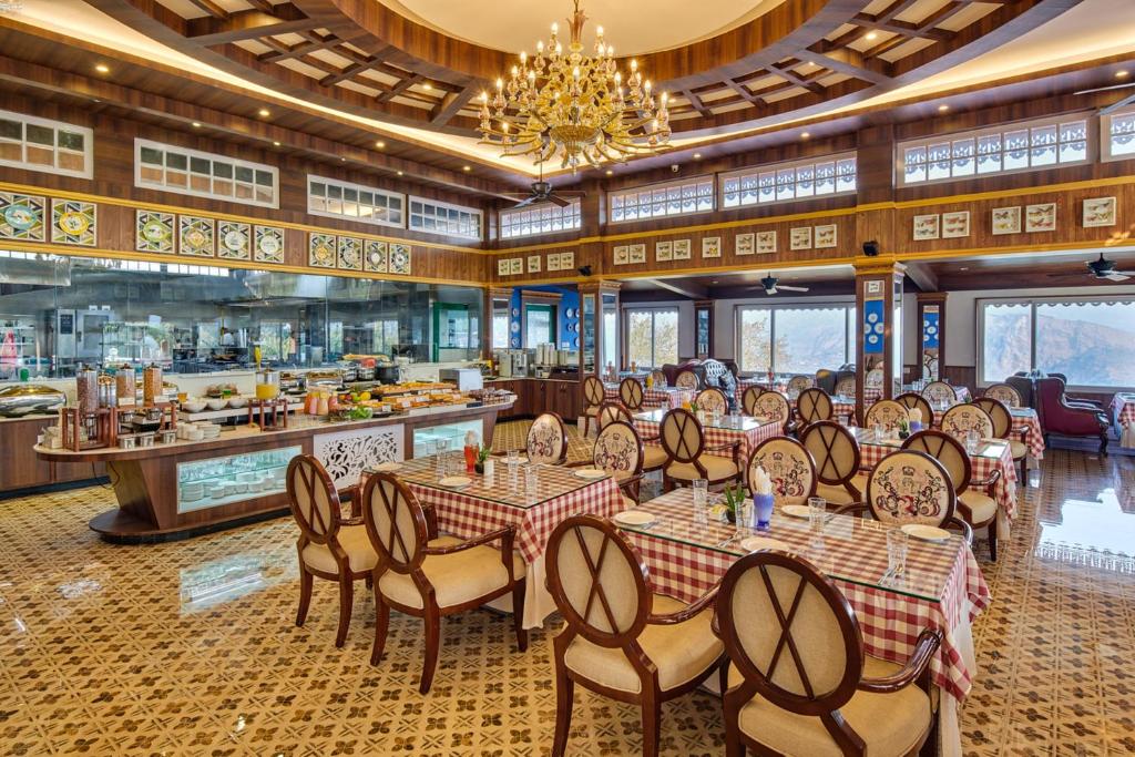 Restaurace v ubytování MAYFAIR Himalayan Spa Resort