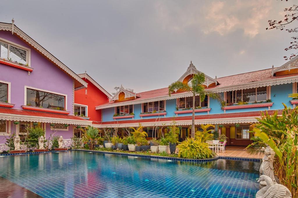 Bazén v ubytování MAYFAIR Himalayan Spa Resort nebo v jeho okolí