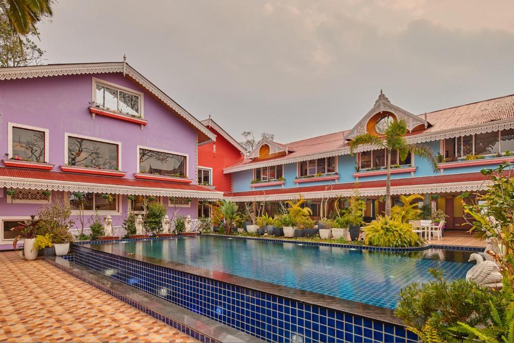 Bazén v ubytování MAYFAIR Himalayan Spa Resort nebo v jeho okolí