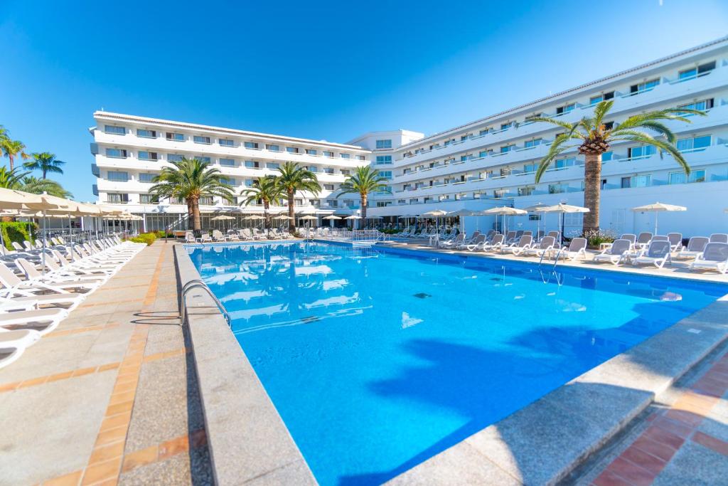 Bazén v ubytování Hotel Millor Sol nebo v jeho okolí