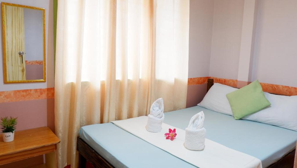 Llit o llits en una habitació de Mountain Side Inn