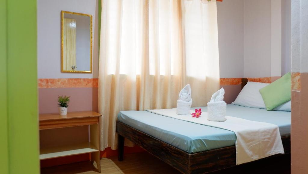Llit o llits en una habitació de Mountain Side Inn