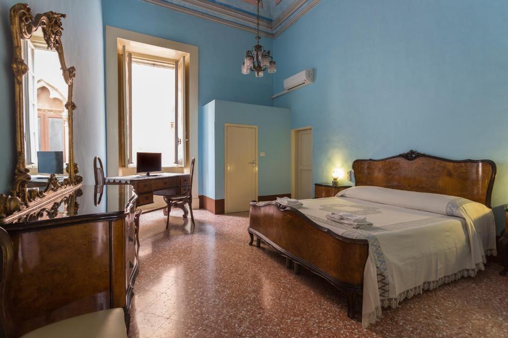 Palazzo Leuzzi B&B tesisinde bir odada yatak veya yataklar