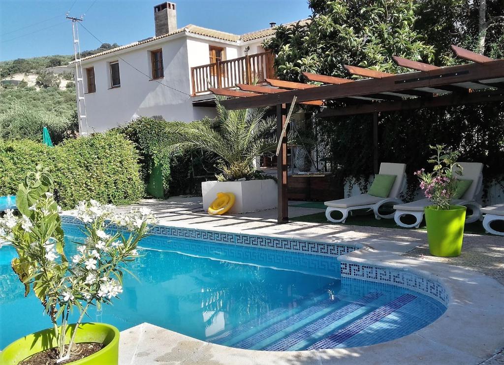 una piscina frente a una casa en Cortijo Berruguilla, en Lojilla