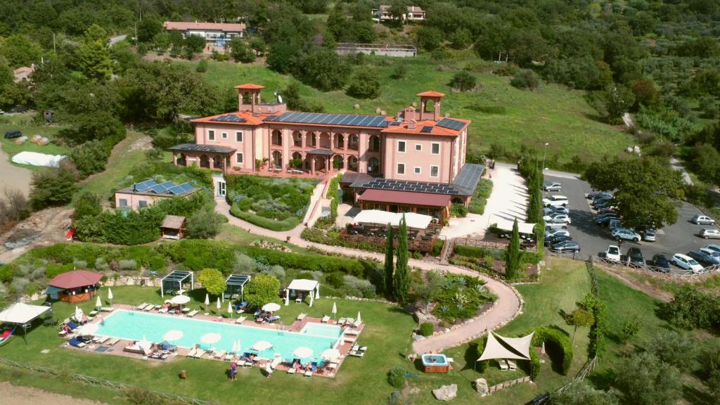  Elle offre une vue aérienne sur une demeure de caractère dotée d'une piscine. dans l'établissement Saturnia Tuscany Hotel, à Saturnia