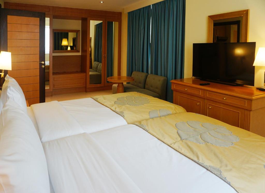 Postel nebo postele na pokoji v ubytování Golden Tulip Sharjah