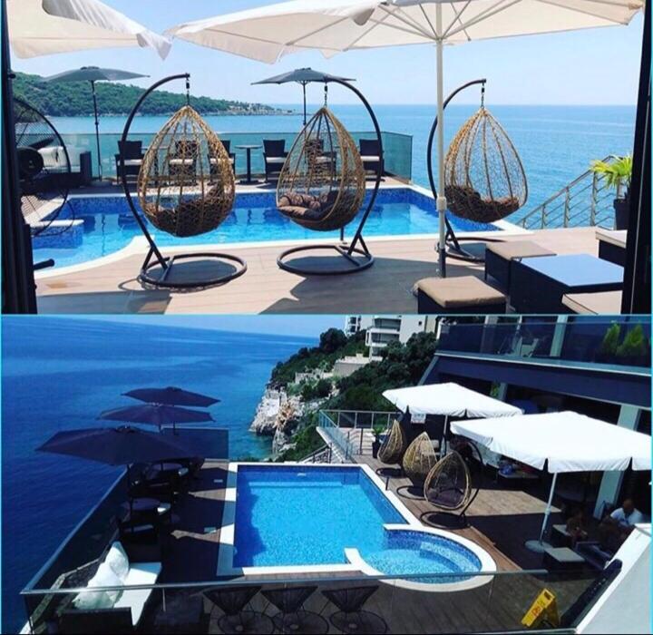 duas fotografias de uma piscina com guarda-sóis em Apart Lux Beciragic em Dobra Voda