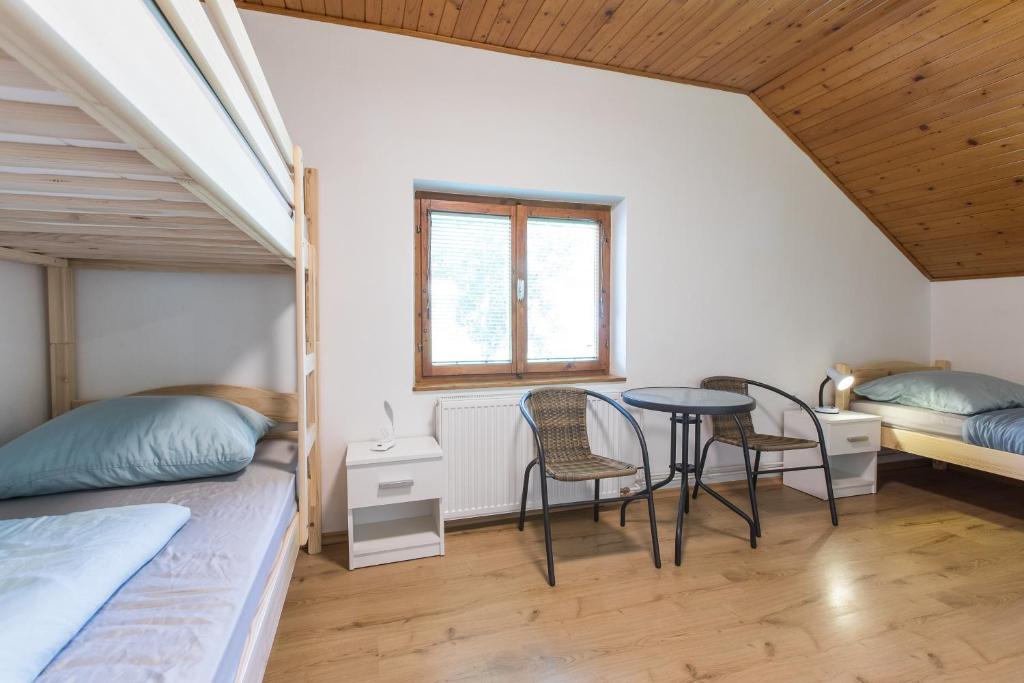 Postel nebo postele na pokoji v ubytování Dolar Rooms