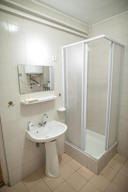 A bathroom at Tusculanum Panzió