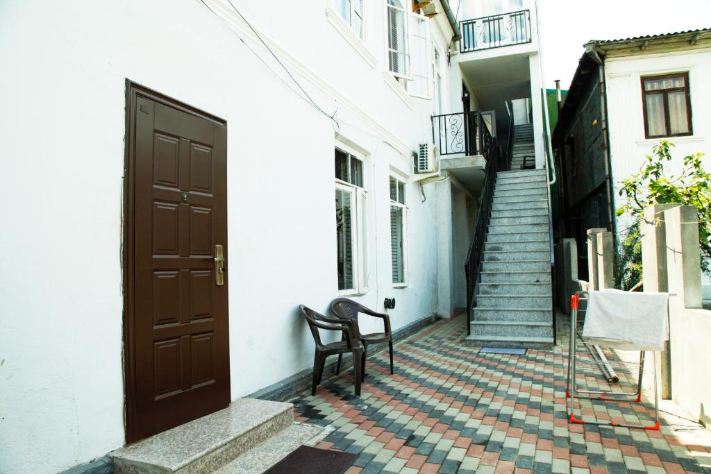 um quarto com uma porta e piso em azulejo ao lado de uma escada em Summer Story em Kobuleti