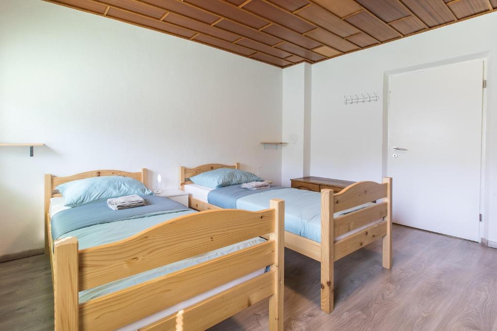 Postel nebo postele na pokoji v ubytování Dolar Rooms