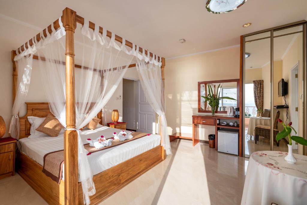 Кровать или кровати в номере Glacis Heights Villa