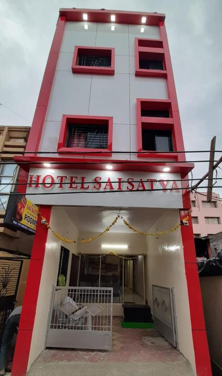 een gebouw met een hotelverkoopbord erop bij Hotel Sai Satya in Shirdi