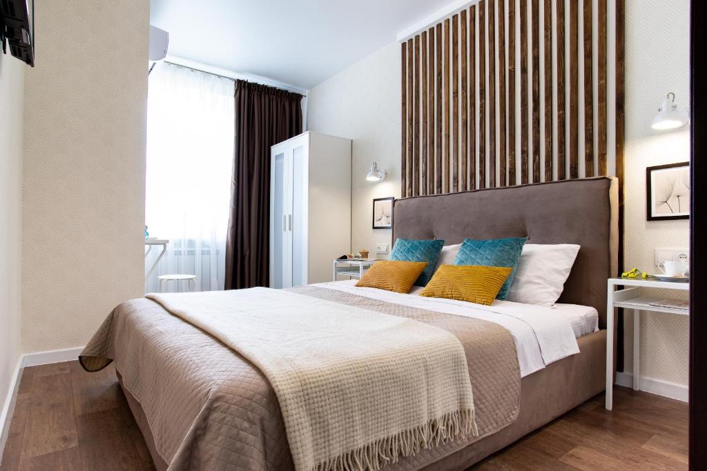 ein Schlafzimmer mit einem großen Bett mit gelben und blauen Kissen in der Unterkunft New 2 bedrooms apartment in the city center! in Mykolajiw