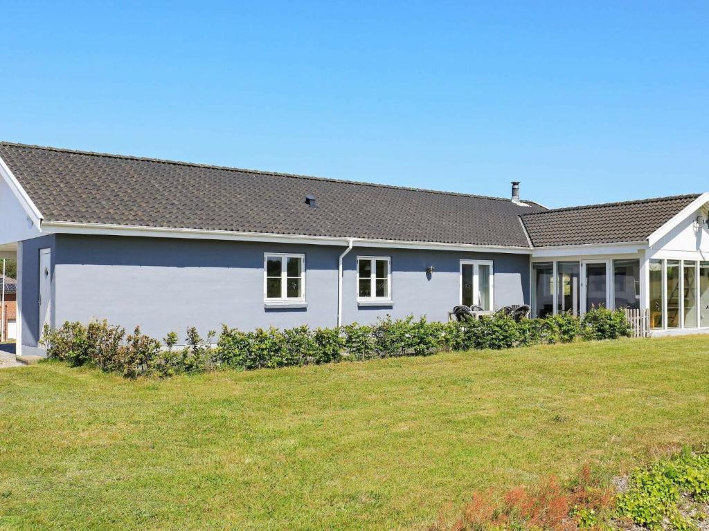een huis met een grote tuin ervoor bij 8 person holiday home in Skals in Sundstrup