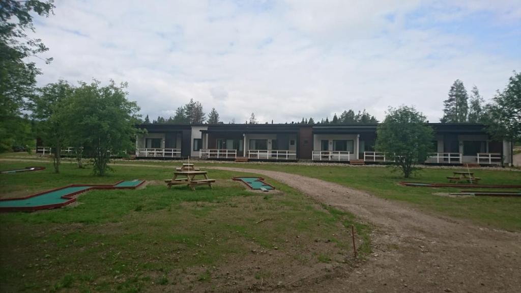 ein Gebäude mit einem Picknicktisch davor in der Unterkunft Paljakka Villas in Kotila