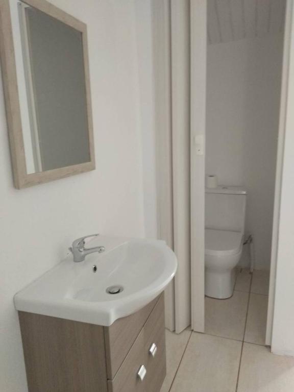 Koupelna v ubytování Tolos Budget Rooms Loggos