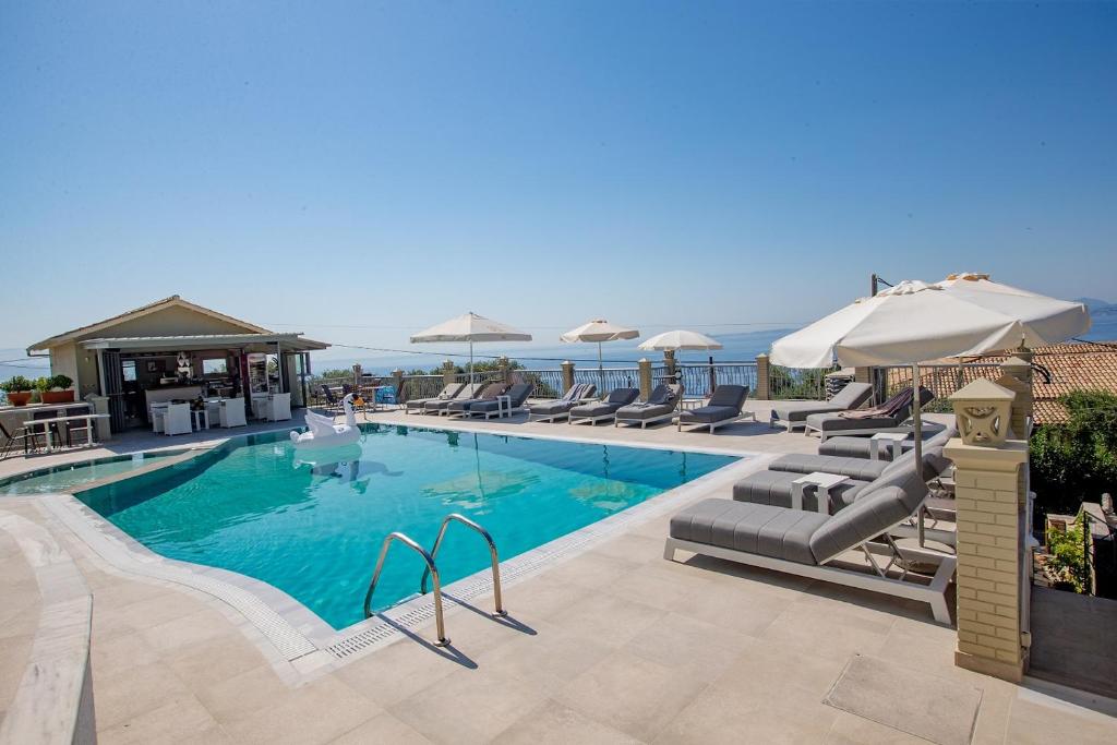 Bazén v ubytování Locanda Barbati Luxury ApartHotel nebo v jeho okolí