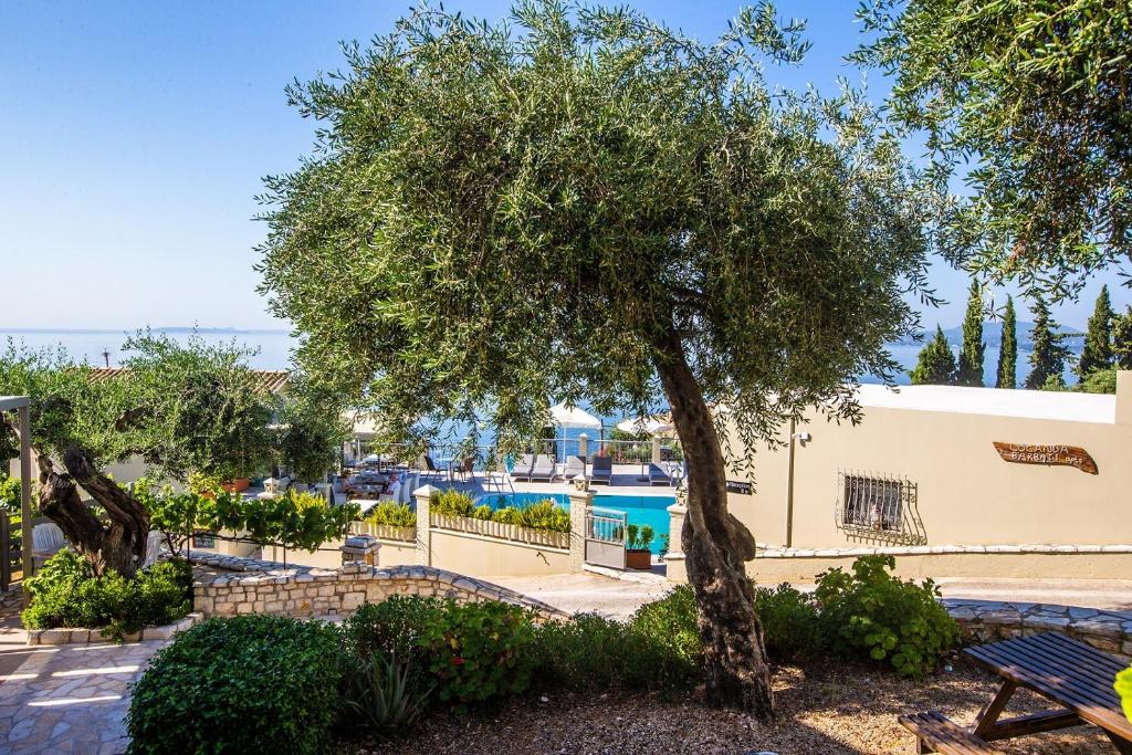 Bazén v ubytování Locanda Barbati Luxury ApartHotel nebo v jeho okolí