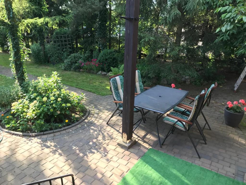 Vonkajšia záhrada v ubytovaní Apartament u Gabi