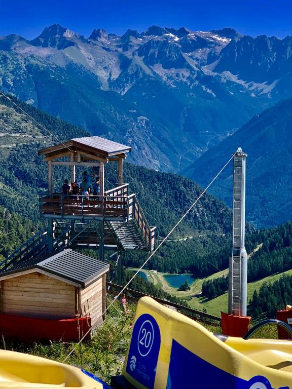 - un kiosque avec des gens sur une montagne dans l'établissement Les Chalets Fleurs de France - KOTA, à Saint-Dalmas