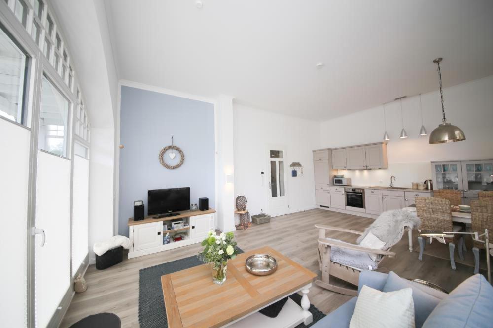 a living room with a couch and a table at Ferienwohnung Long Island in Travemünde